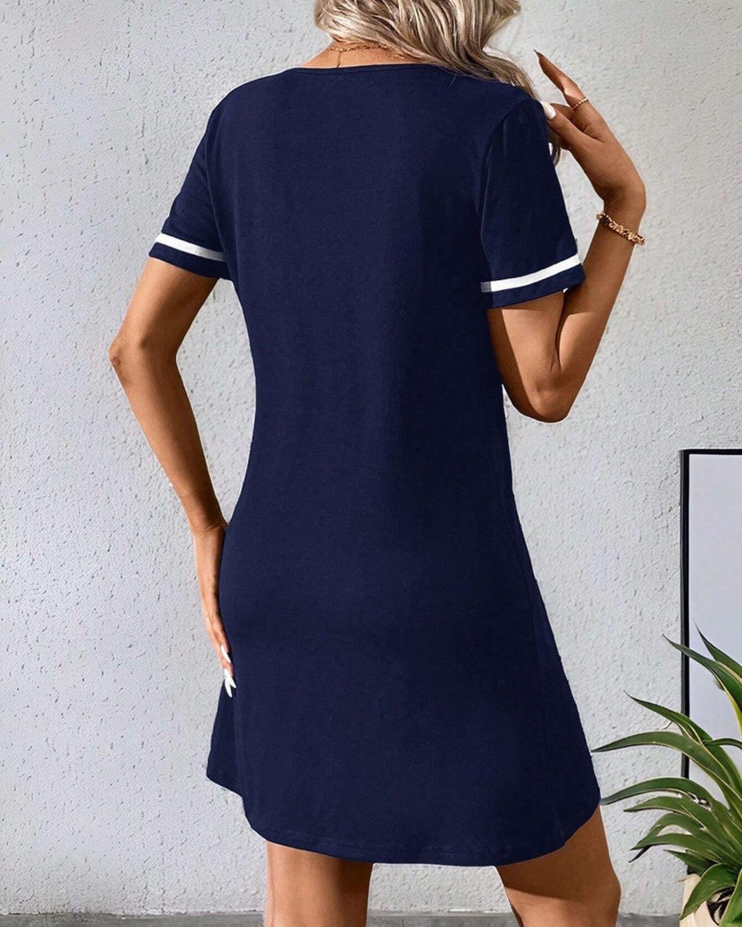 Damenkleid Schwarzes V-Ausschnitt Lässiges Kurzarmkleid