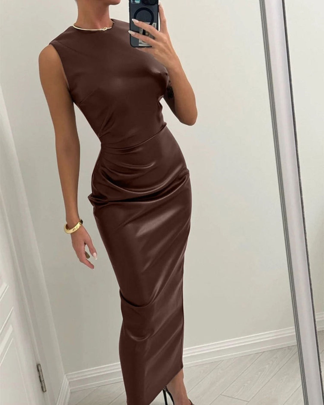 Modisches Lederkleid mit Rundhalsausschnitt und Hüftumwicklung