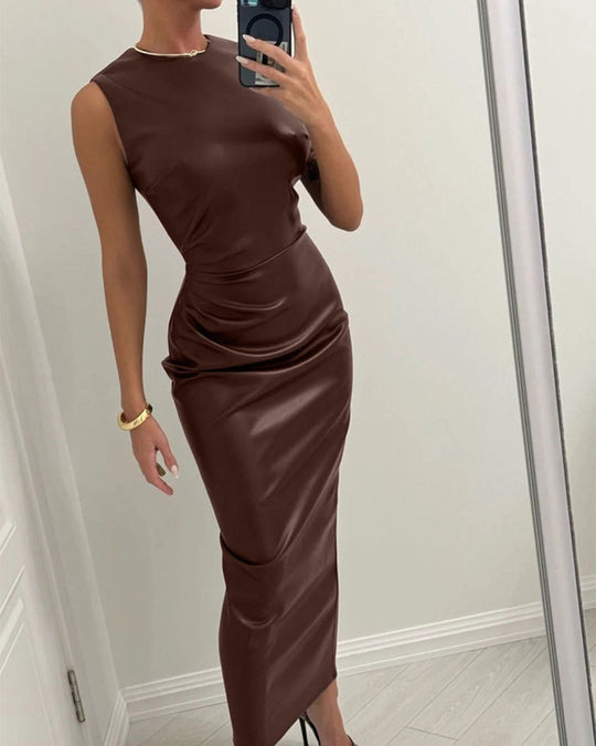 Modisches Lederkleid mit Rundhalsausschnitt und Hüftumwicklung