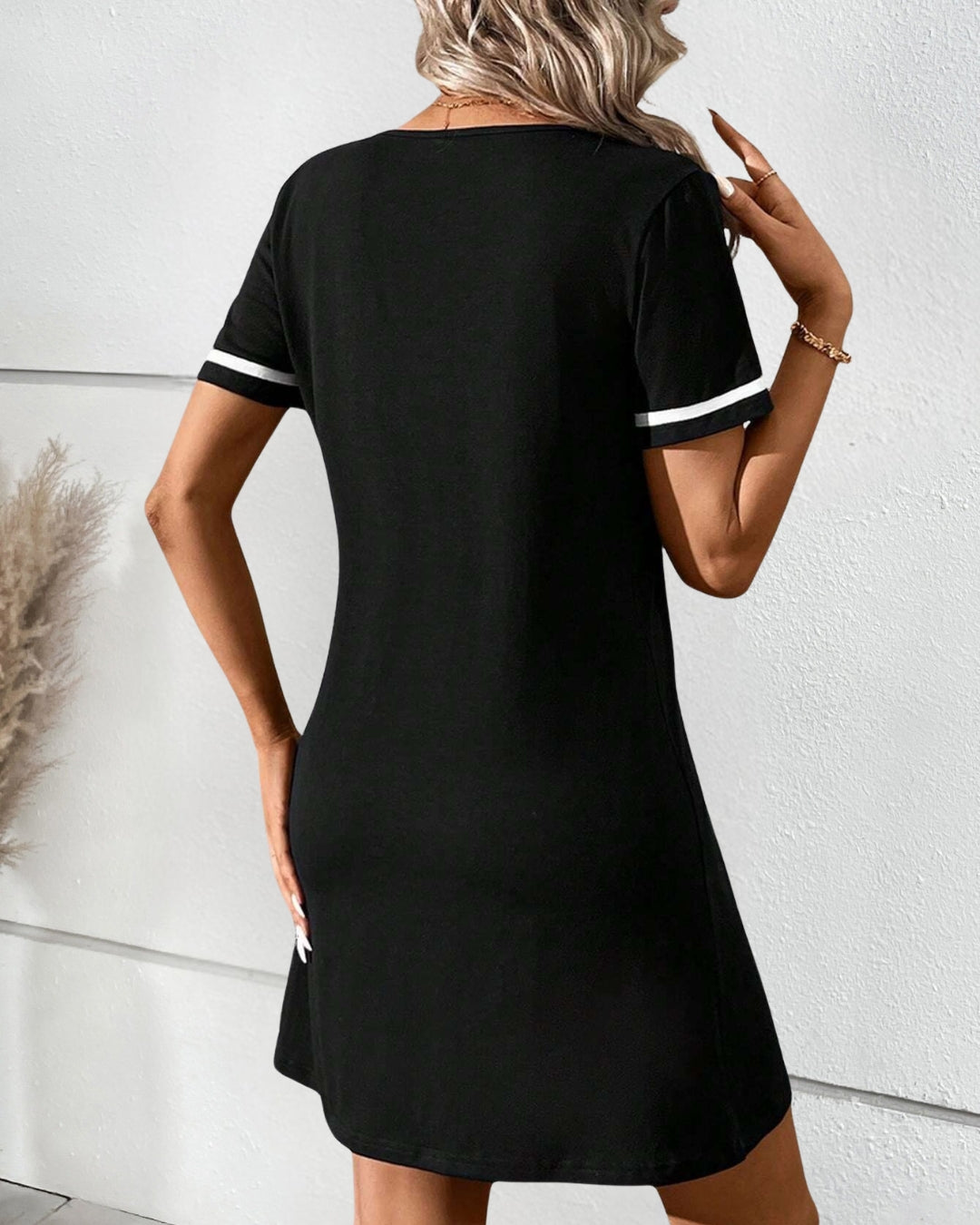 Damenkleid Schwarzes V-Ausschnitt Lässiges Kurzarmkleid
